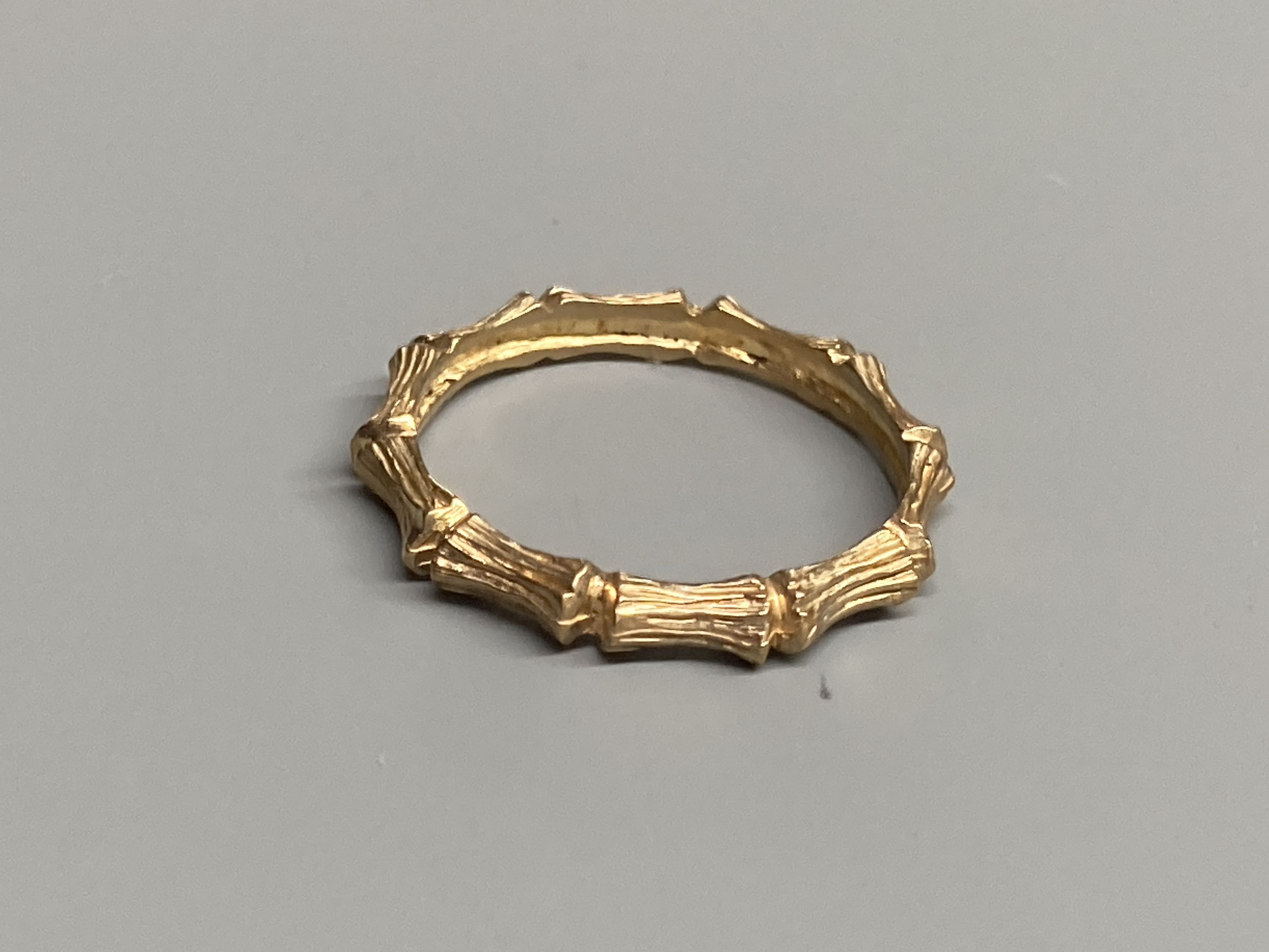 Five assorted modern 9ct gold rings, including two buckle rings and a horseshoe ring